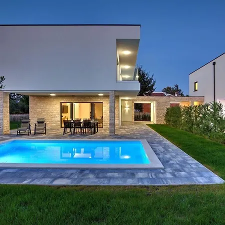 With 2 Pools * Porec